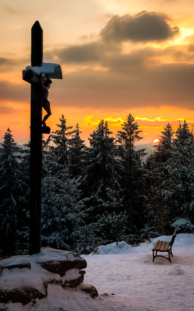 Gipfelkreuz im Sonnenuntergang